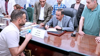 محافظ سوهاج يستمع لشكاوى المواطنين ويوجه بسرعة حسم طلباتهم