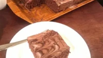 بمكونات بسيطة ومن مطبخك.. طريقة تحضير كيكة الشيكولاتة الباردة