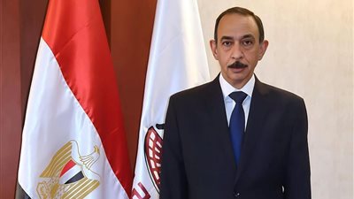 بسبب الموجة الحارة.. محافظ سوهاج يوجه بتعديل مواعيد عمل عمال النظافة