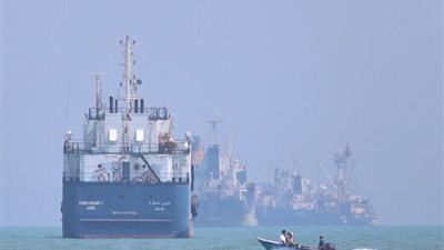 رويترز: تراجع حركة السفن العابرة لمضيق هرمز إلى 5 سفن في اليوم