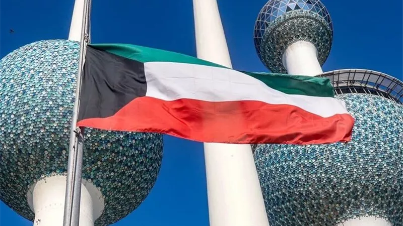 الكويت تسقط صواريخ ومسيرات إيرانية.. وتحث مواطنيها على توخي الحذر
