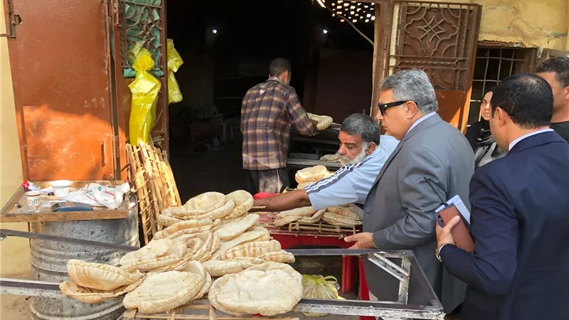 جولة مفاجئة لمحافظ الدقهلية على المخابز.. ومنع تجميع البطاقات والالتزام بوزن الرغيف