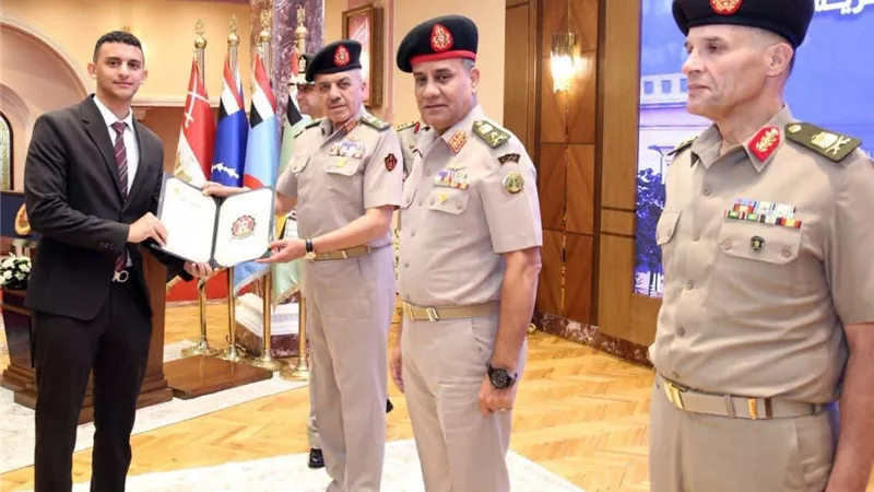 وزير الدفاع يشهد فعاليات اليوم العلمي للكلية الفنية العسكرية.. ويكرّم المبتكرين
