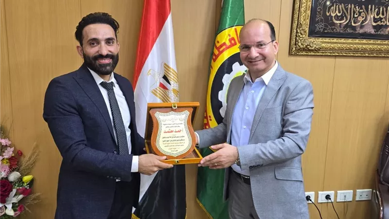 وكيل صحة الدقهلية يكرّم رئيس جراحة الوجه والفكين بشربين في المنصورة مع بدرع المديرية