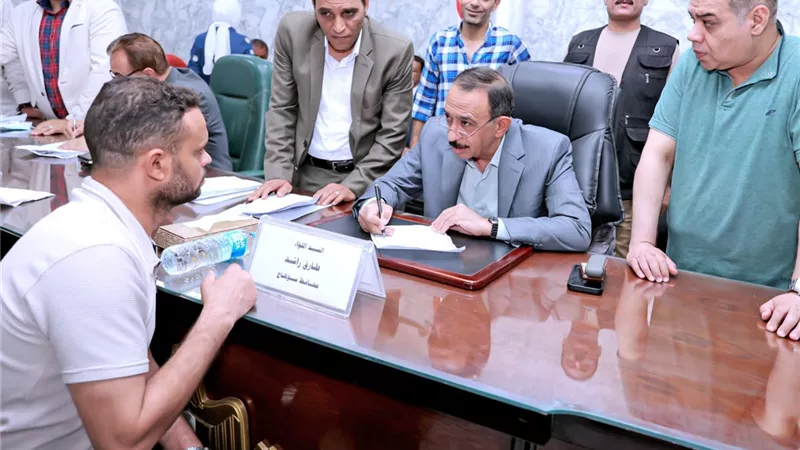 محافظ سوهاج يستمع لشكاوى المواطنين ويوجه بسرعة حسم طلباتهم
