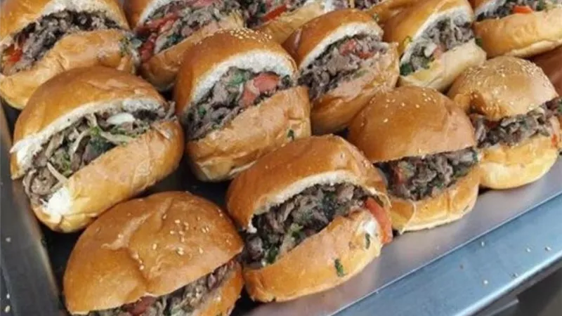 في أقل وقت وبأقل تكاليف.. اقنعي صِغارك بسندوتشات الشاورما البيتي