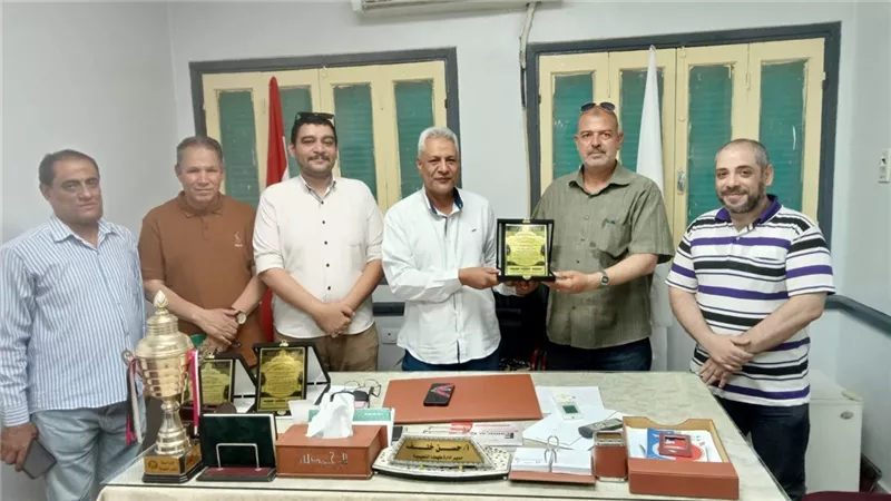 تكريم قيادات تعليم طهطا تقديراً لدعمهم أنشطة رواق الشيخ محمود عنبر