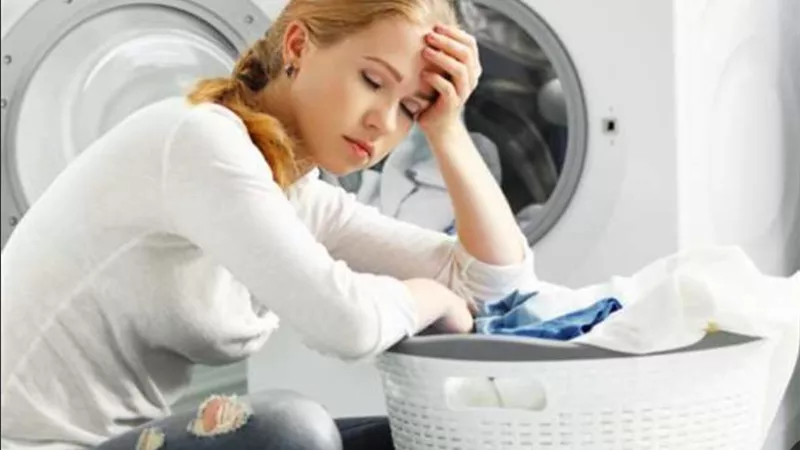 لا داعي للتخلص من ملابسك ذات البقعة العنيدة.. وفري فلوسك 