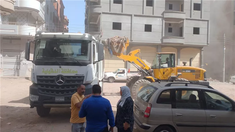 محافظ الدقهلية يتابع حملة نظافة بطلخا.. ورفع 160 طنًا من مخلفات الهدم خلال يومين