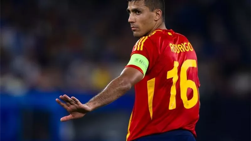 رودري يحسم مستقبله.. ريال مدريد يتقدم وباريس سان جيرمان خارج الحسابات