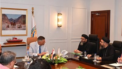 محافظ جنوب سيناء يلتقي وفد الكنيسة الأرثوذكسية لبحث ملفات الخدمات والمواطنة