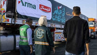 مصر تواصل إدخال المساعدات إلى غزة.. شاحنات محملة بآلاف الأطنان تنتظر العبور