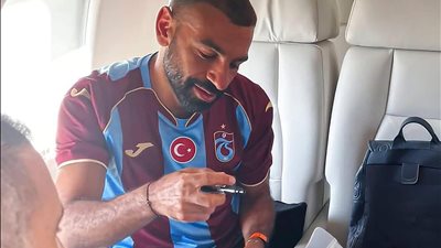 محمد صلاح يظهر بقميص طرابزون سبور ويوجه رسالة للجماهير من الطائرة