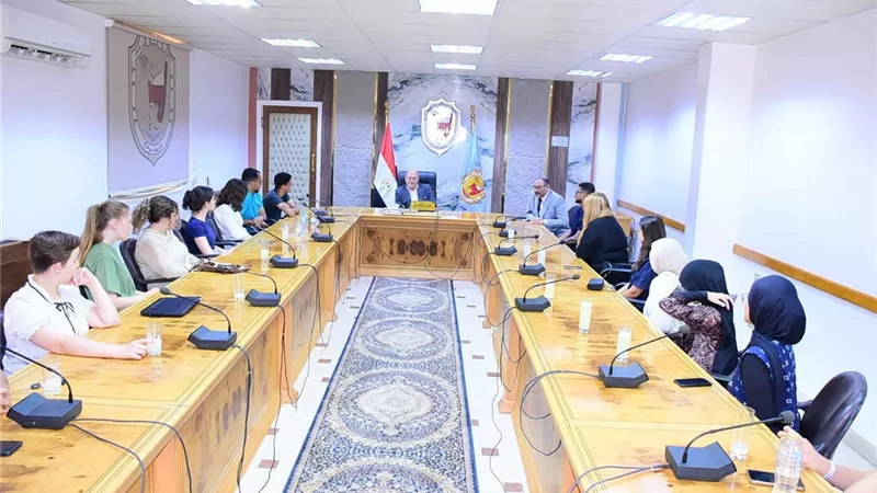جامعة سوهاج تستضيف 13طالباً وطبيباً من 10 دول ضمن برنامج دولي للتدريب الطبي