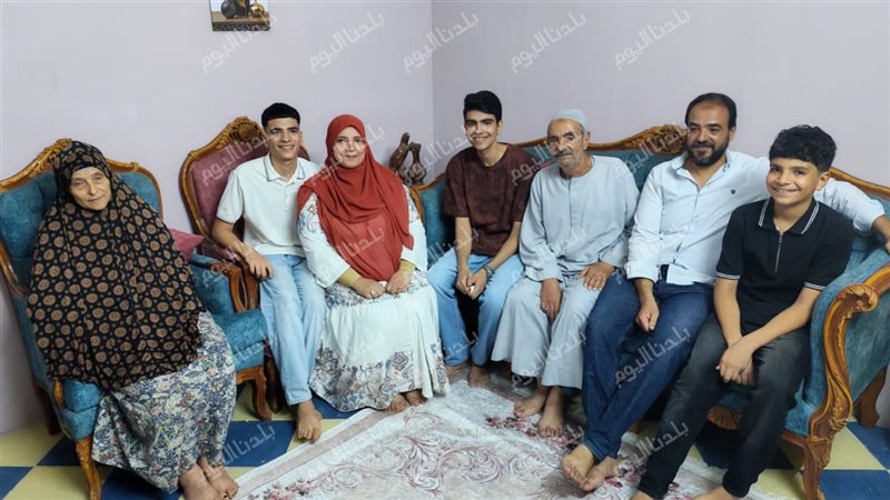 الطالب وسط اسرتة