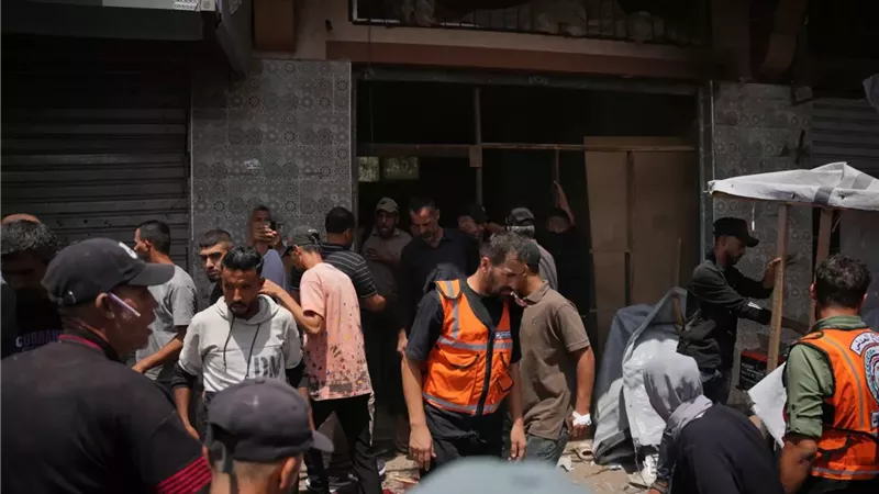 فلسطينيون يتفقدون