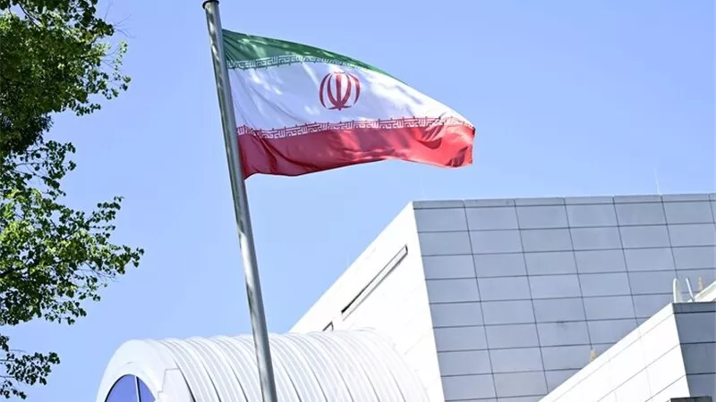 إيران تتمسك بإغلاق مضيق هرمز وتنتظر تنفيذ التزامات واشنطن