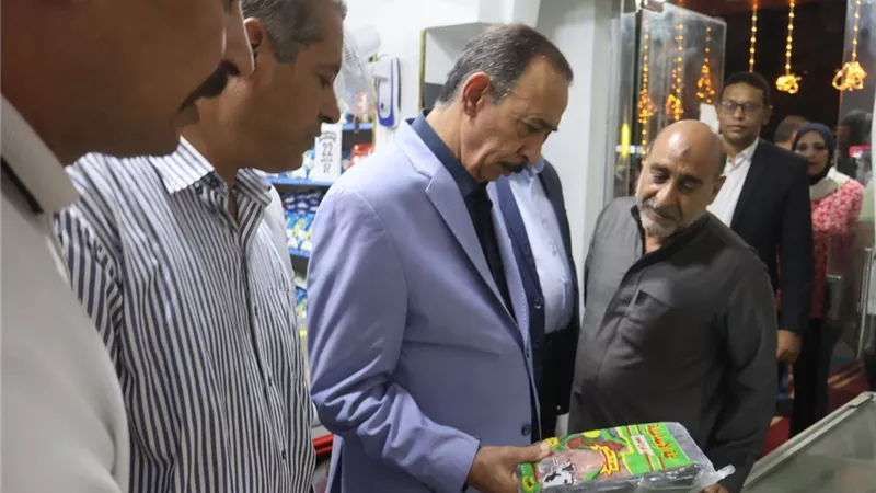 محافظ سوهاج يتفقد منفذ مستقبل مصر للسلع الغذائية بميدان الثقافة