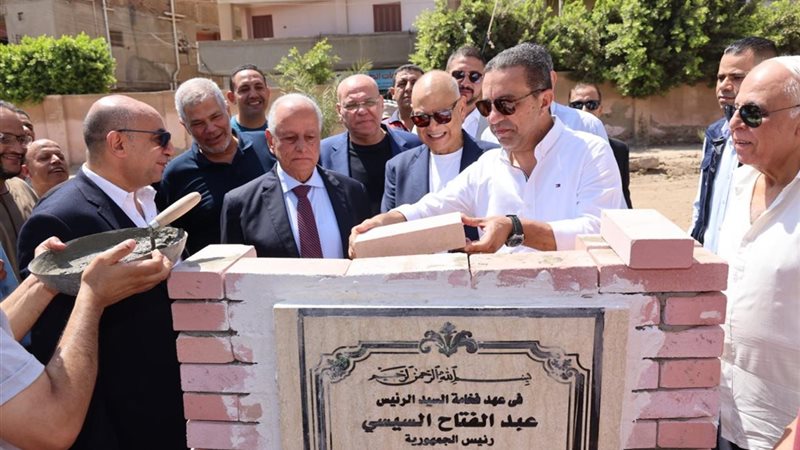 المحافظ يضع حجر الأساس