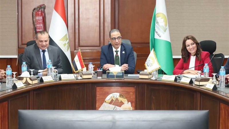 محافظ الجيزة أثناء