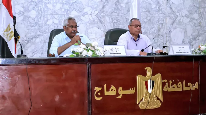 نائب محافظ سوهاج يتابع ملفات التقنين ويوجه بسرعة إنهاء طلبات المواطنين