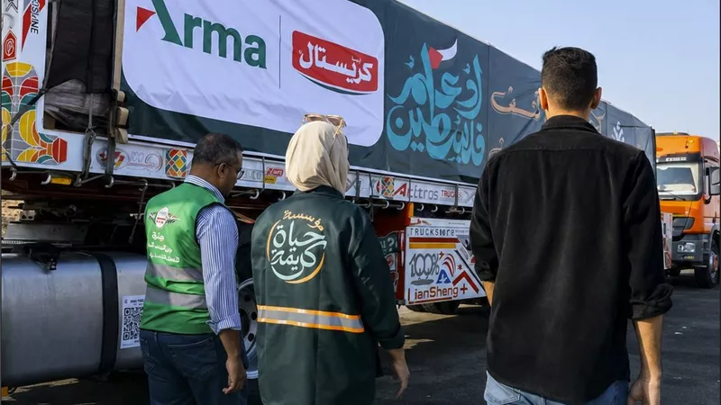 مصر تواصل إدخال المساعدات إلى غزة.. شاحنات محملة بآلاف الأطنان تنتظر العبور