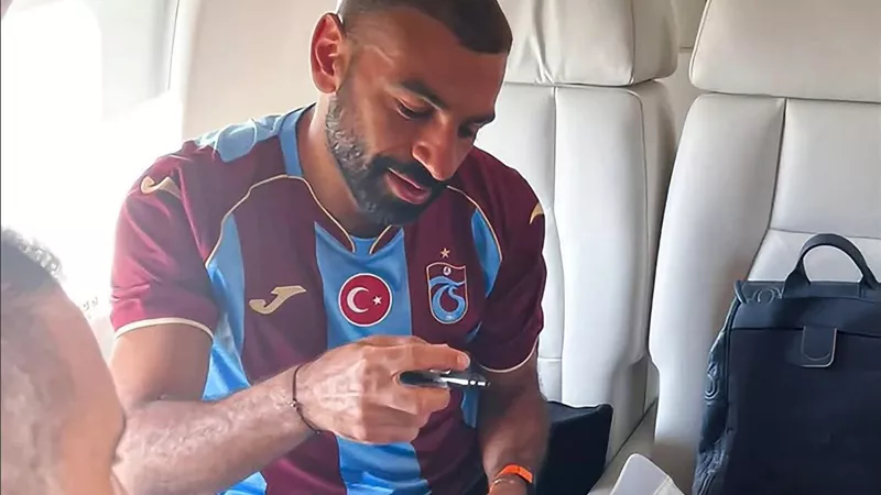 محمد صلاح يظهر بقميص طرابزون سبور ويوجه رسالة للجماهير من الطائرة
