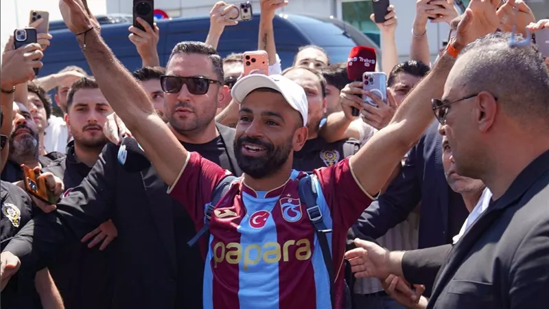 استقبال تاريخي لمحمد صلاح في تركيا.. جماهير طرابزون سبور تهتف باسم 