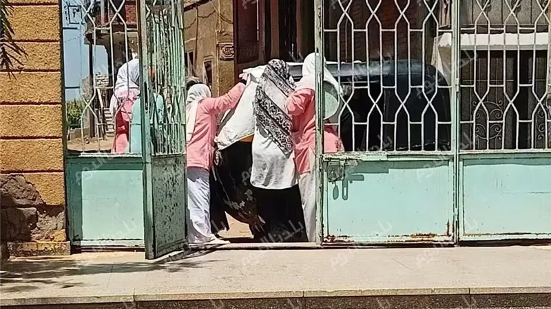 ولادة مفاجئة داخل توك توك تنتهي بإنقاذ أم وطفلتها في وحدة طب الأسرة بتصفا