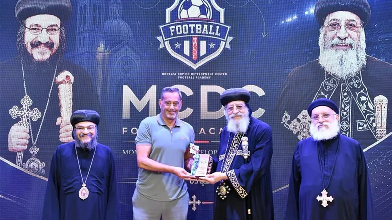 البابا تواضروس يستقبل أعضاء أكاديمية الكرة بالإسكندرية