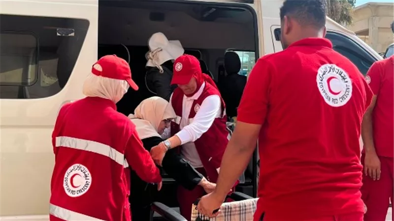 الهلال الأحمر المصري يواصل دعم الجرحى والمرضى الفلسطينيين بمعبر رفح