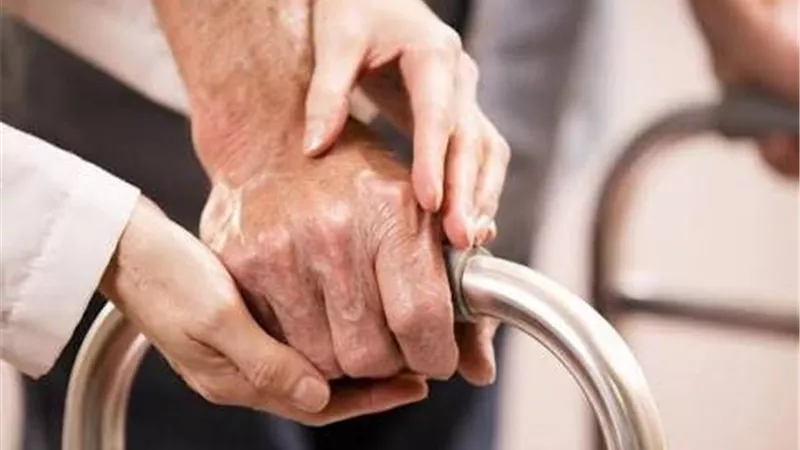 وراء أبواب المنازل ودور الرعاية.. كيف تواجه التضامن تحديات رعاية كبار السن؟