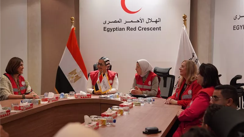 الهلال الأحمر والقومي للمرأة ينظمان يوم التطوع لتعبئة المساعدات للفلسطينيين