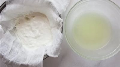 طريقة عمل الزبادي اليوناني في المنزل.. وصفة سهلة وموفرة