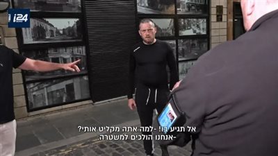 إصابة مصور إسرائيلي بكأس زجاجي خلال اعتداء على طاقم قناة i24NEWS في بلفاست