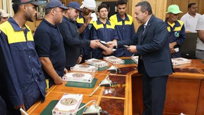 محافظ المنوفية يوزع حلوى المولد ومساعدات عينية وبونات مواد غذائية