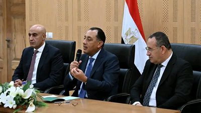 أوائل الثانوية أمام مدبولي.. ونصيحة تصنع مستقبلهم الجامعي