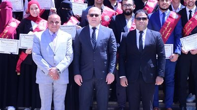 رئيس جامعة سوهاج يشارك الطلاب توزيع حلوى المولد على العاملين 