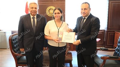 وزير التعليم العالي يكرم الطالبة هيا عمرو بطلة فيديو حادث مول أرابيلا