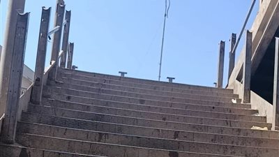 اختفاء أجزاء حديدية من كوبري مشاة المترو بأول فيصل