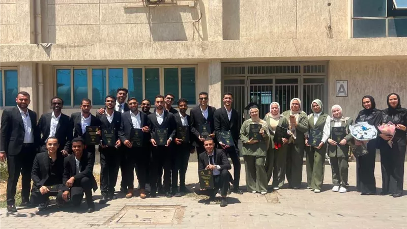 مشروع تخرج لطلاب جامعة العاصمة لتطوير نظام آلي لتنظيف الألواح الشمسية.. تفاصيل 