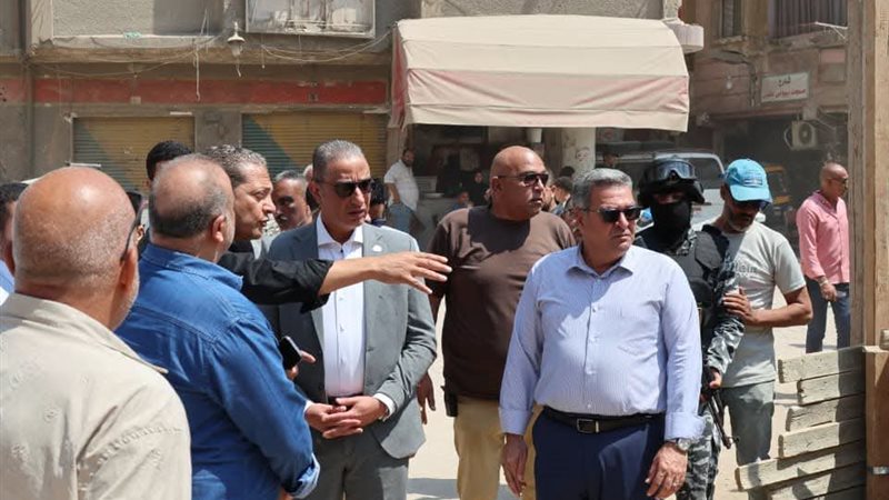 محافظ الجيزة أثناء