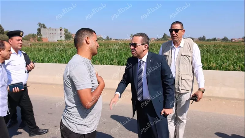 بالصدفة.. محافظ المنوفية يضبط ميكروباص يسير عكس الاتجاه ويأمر بسحب رخصته