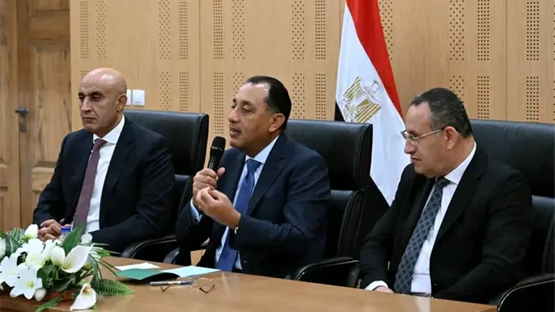 أوائل الثانوية أمام مدبولي.. ونصيحة تصنع مستقبلهم الجامعي