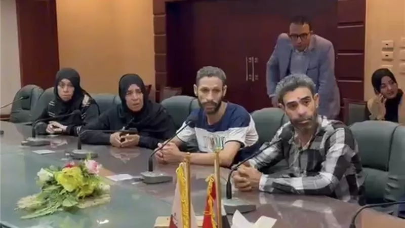 أوفى بوعده.. محافظ سوهاج يسلم وحدات سكنية مؤقتة لأسرة متضررة من انهيار عقار