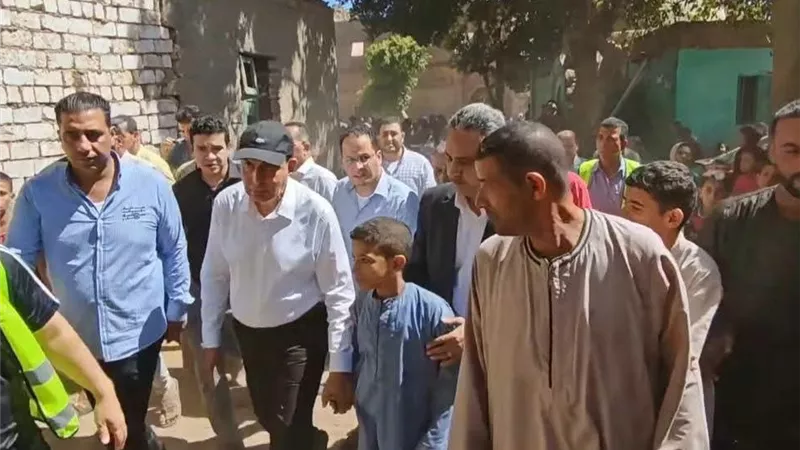 محافظ المنيا يلتقي أهالي قرية إدقاق المسك ويستجيب لعدد من مطالبهم 