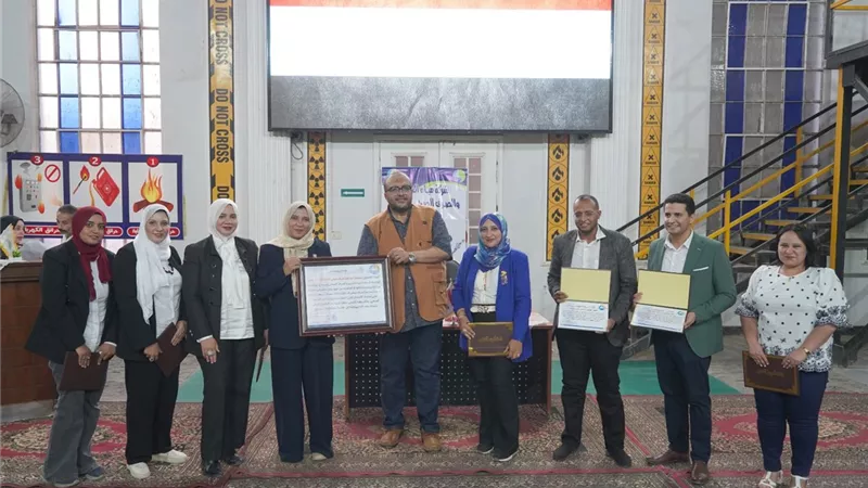 مياه سوهاج تحتفي بالعاملين المحالين للتقاعد وتكرم المتميزين في القطاعات الفنية والإدارية