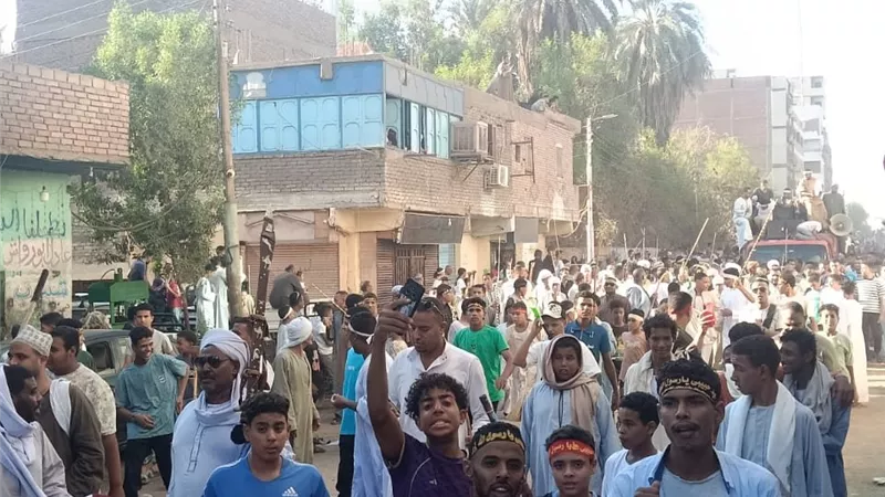 الآلاف يشاركون في زفة المولد النبوي الشريف بأسوان