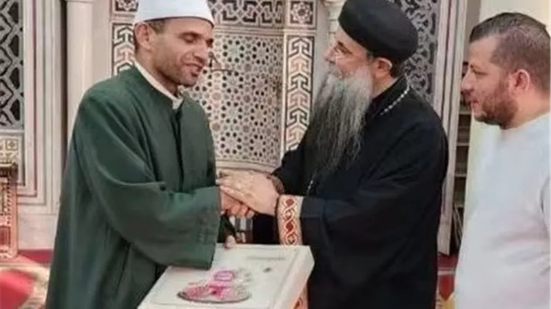 رسالة محبة من قلب القناطر.. كاهن كنيسة العذراء يشارك الأهالي فرحة المولد النبوي بالحلوى