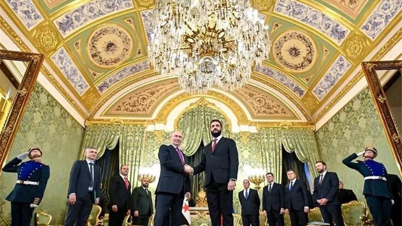 بالتزامن مع التصعيد الإسرائيلي.. بوتين يؤكد دعم روسيا لوحدة سوريا وسيادتها